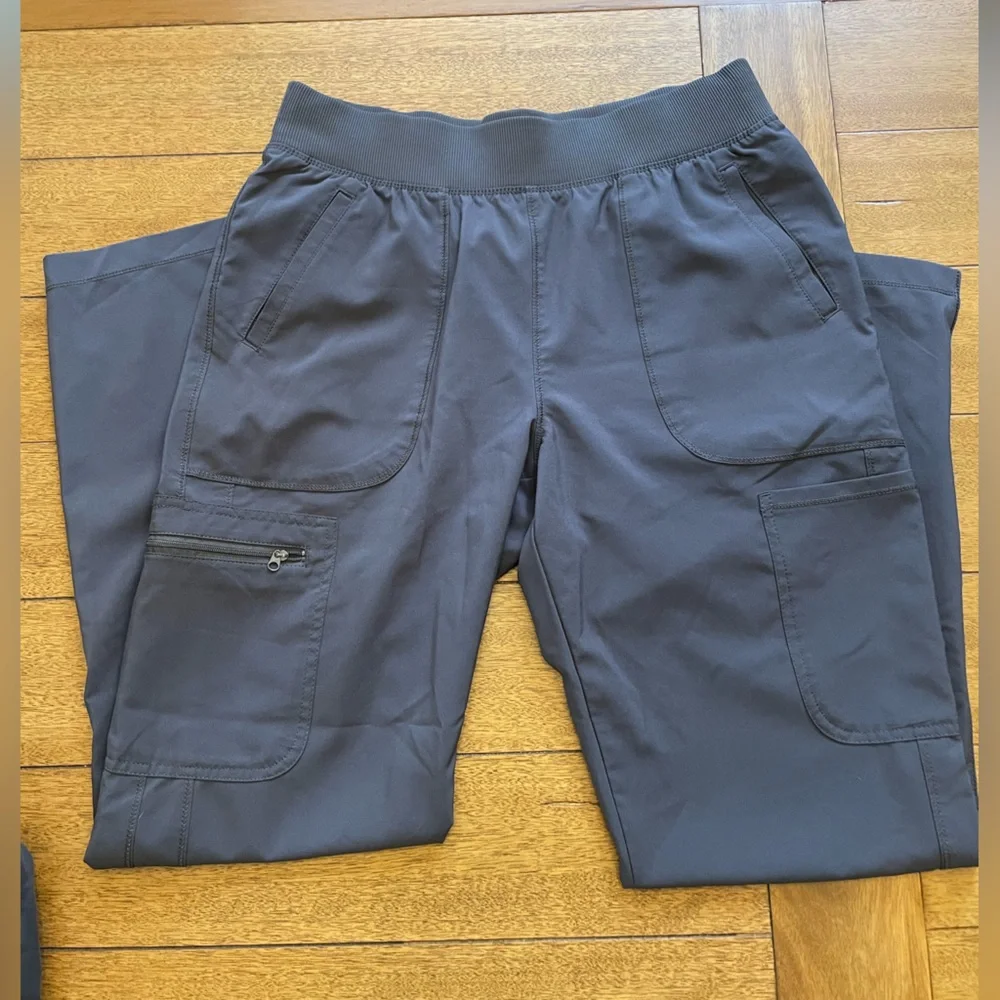 Cherokee Infinity Scrubs Set in charcoal gray, size medium - Picture 3 of 4